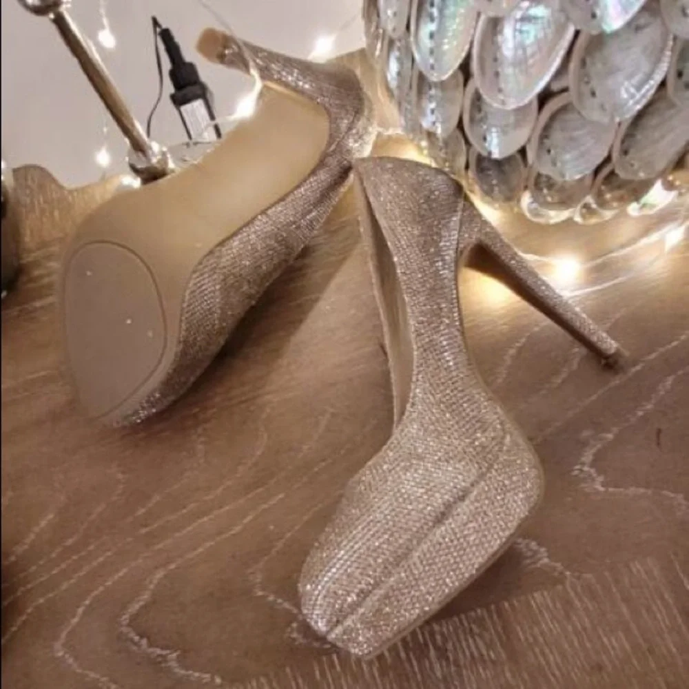 Bakers 6.5 Gold glitter shoes perfect for the holiday. - Picture 4 of 5